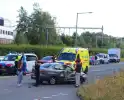 Brokstukken na aanrijding tussen voertuigen