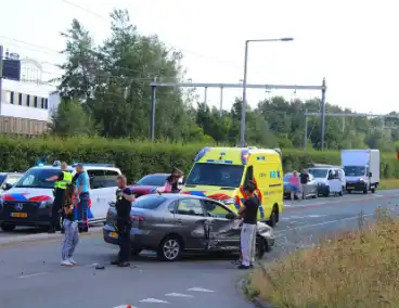 Brokstukken na aanrijding tussen voertuigen
