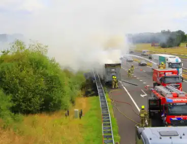 Brand in vrachtwagen op snelweg