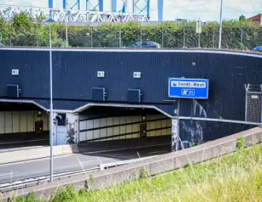 Grote verkeershinder doordat twee vrachtwagens botsen tunnel