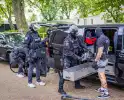 Zwaarbewapend politie team valt woning binnen