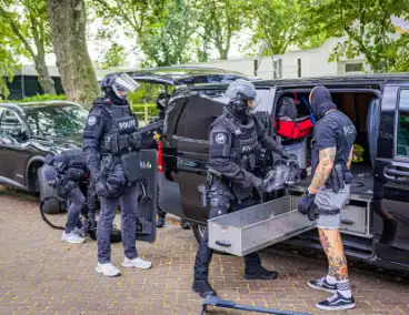 Zwaarbewapend politie team valt woning binnen