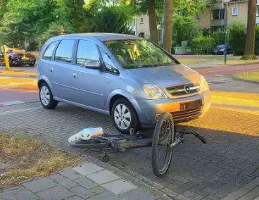 Fietser geschept door auto en naar ziekenhuis gebracht