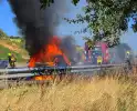 Auto brandt volledig uit op snelweg, caravan optijd losgekoppeld