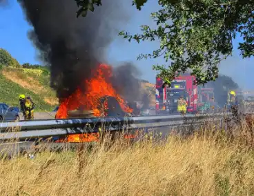 Auto brandt volledig uit op snelweg, caravan optijd losgekoppeld