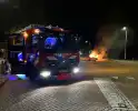 Brandweer bestrijdt vlammen in aanhanger