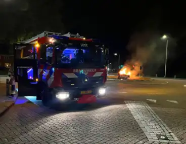 Brandweer bestrijdt vlammen in aanhanger