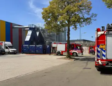 Containerbrand leidt tot grote brandweer inzet