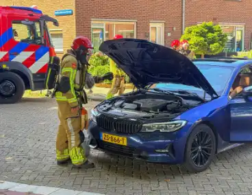Auto wordt te warm, brandweer ter plaatse