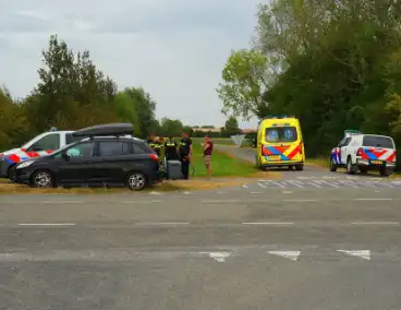 Overstekende fietser geraakt door auto