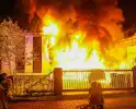 Grote band verwoest voertuigen en woning