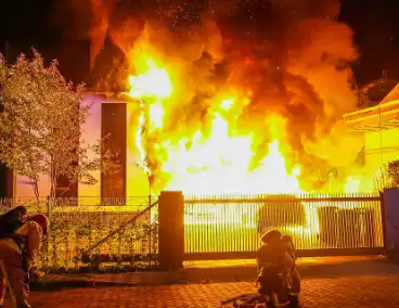 Grote band verwoest voertuigen en woning