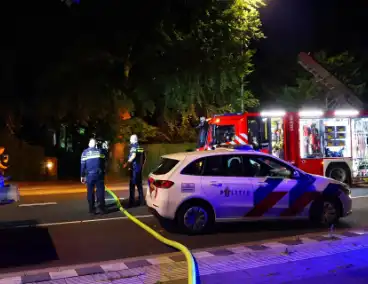 Brandweer bestrijdt vuur in bijgebouw