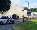 Brand in vrachtwagen met stro op rotonde