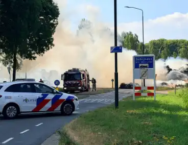 Brand in vrachtwagen met stro op rotonde