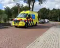 Auto en scooter botsen op T-splitsing