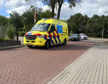 Auto en scooter botsen op T-splitsing