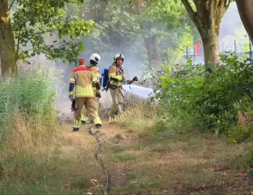 Medewerkers starten blussing rietbrand