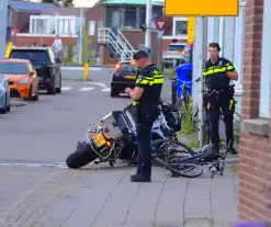Motorrijder en fietser in botsing bij kruising