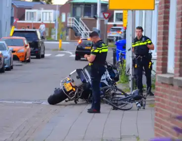 Motorrijder en fietser in botsing bij kruising