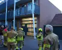 Auto botst tegen paal van appartementencomplex
