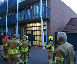 Auto botst tegen paal van appartementencomplex