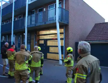 Auto botst tegen paal van appartementencomplex