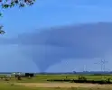 Enorme rookwolken van industriebrand van ver te zien