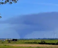 Enorme rookwolken van industriebrand van ver te zien