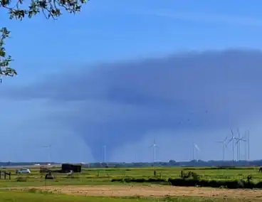 Enorme rookwolken van industriebrand van ver te zien