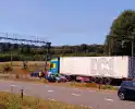 Blikschade bij aanrijding tussen vrachtwagen en personenauto