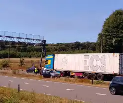 Blikschade bij aanrijding tussen vrachtwagen en personenauto