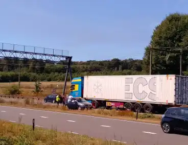 Blikschade bij aanrijding tussen vrachtwagen en personenauto