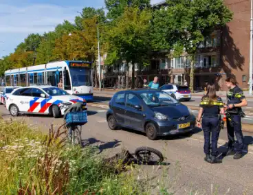 Fatbiker belandt op voorruit van auto