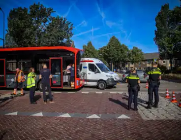 Schade na botsing tussen bus en bestelbus