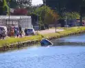 Voertuig rolt te water na vergeten handrem