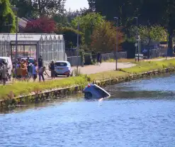 Voertuig rolt te water na vergeten handrem