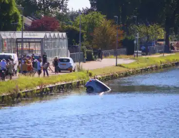 Voertuig rolt te water na vergeten handrem