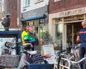 Brandweer redt duif uit dakgoot