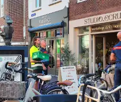 Brandweer redt duif uit dakgoot