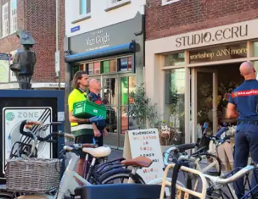 Brandweer redt duif uit dakgoot