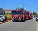 Brandweer bestrijdt grote brand in bedrijfsgebouw