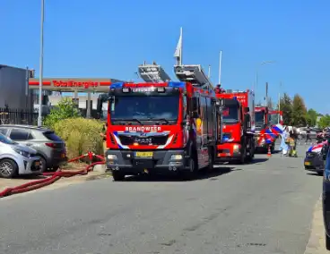 Brandweer bestrijdt grote brand in bedrijfsgebouw