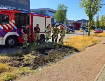 Bermbrand geblust door bedrijfsmedewerkers