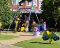 Brandweer redt kind uit schommel