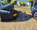 Bestuurster botst tegen geparkeerde auto