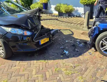 Bestuurster botst tegen geparkeerde auto
