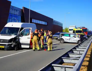 Toerit snelweg dicht na forse aanrijding tussen bus en auto