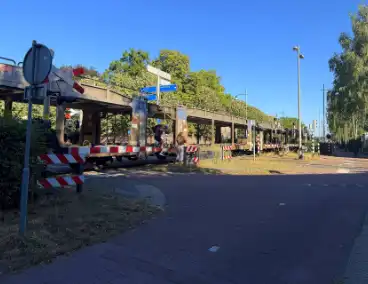 Voetgangers ondernemen gevaarlijke acties bij overweg