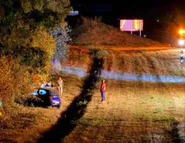 Auto vliegt over sloot na ongeval